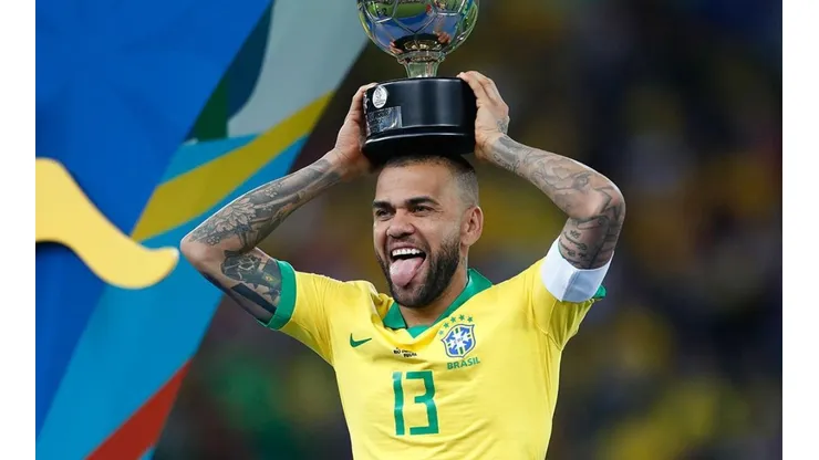 Dani Alves en festejo con Brasil.