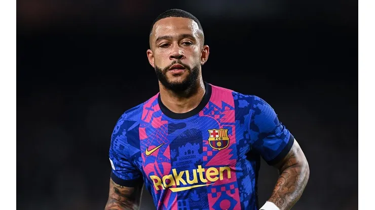Memphis Depay en juego con Barcelona.