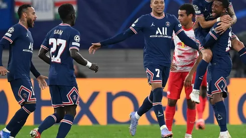 Idrissa Gueye en juego con PSG y la costelación que hay allí.