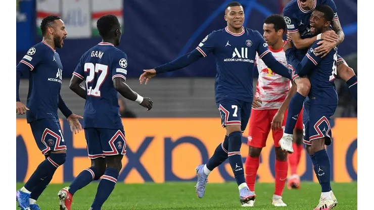 Idrissa Gueye en juego con PSG y la costelación que hay allí.
