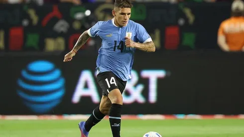 Torreira en acción con Uruguay.