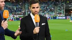 Cesc Fábregas haciendo apoyos para la tv.
