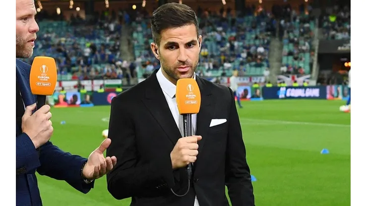 Cesc Fábregas haciendo apoyos para la tv.