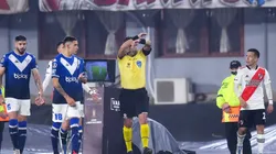 Roberto Tobar anula el gol de Matías Suárez.