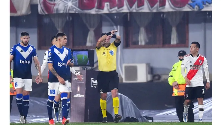 Roberto Tobar anula el gol de Matías Suárez.