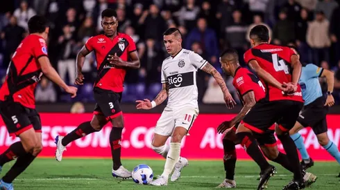 Olimpia y Goianiense en acción.