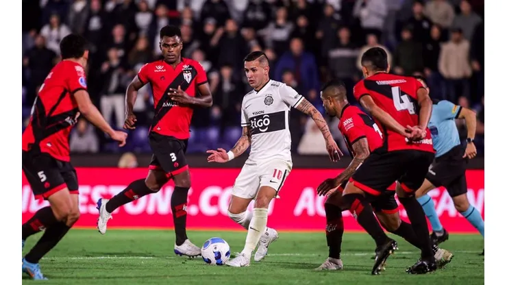 Olimpia y Goianiense en acción.