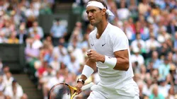 Rafael Nadal triunfa, pese a una lesión en el abdomen.