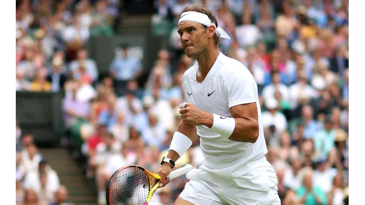 Rafael Nadal triunfa, pese a una lesión en el abdomen.