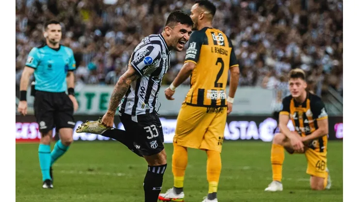 Festejo de gol de Ceará ante The Strongest.