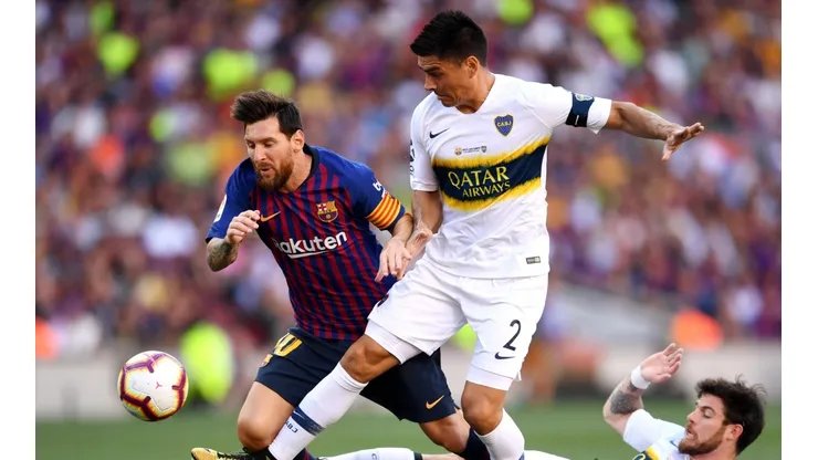 Lionel Messi ante Paolo Goltz y Nahitan Nández (2018).