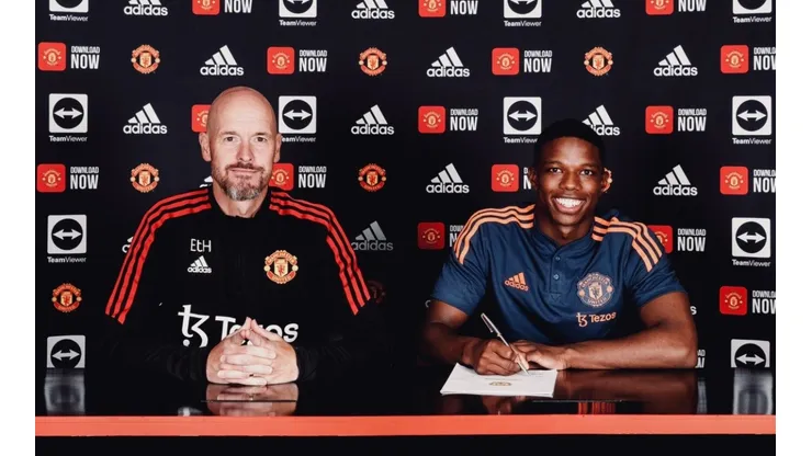 Erik ten Hag, junto a la nueva incorporación de Manchester United, Tyrell Malacia.