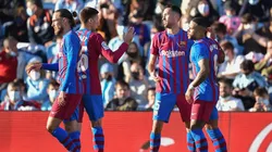 Barcelona le muestra la salida a un defensor.