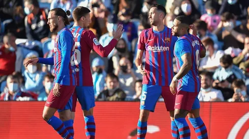 Barcelona le muestra la salida a un defensor.