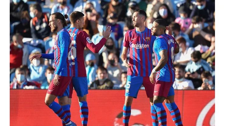 Barcelona le muestra la salida a un defensor.