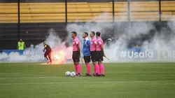 Partido en el estadio de Peñarol, Campeón del Siglo.