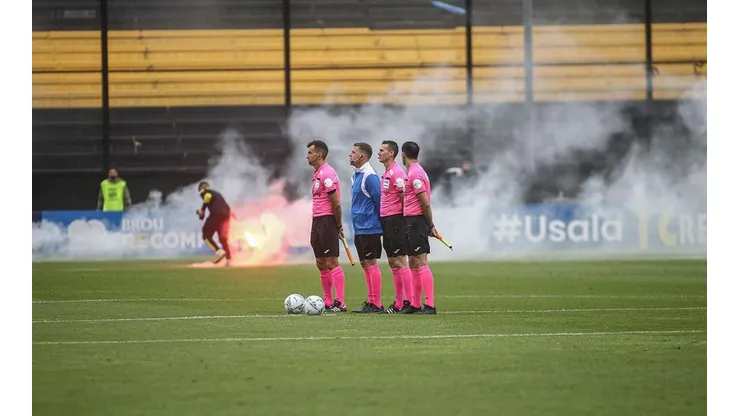 Partido en el estadio de Peñarol, Campeón del Siglo.