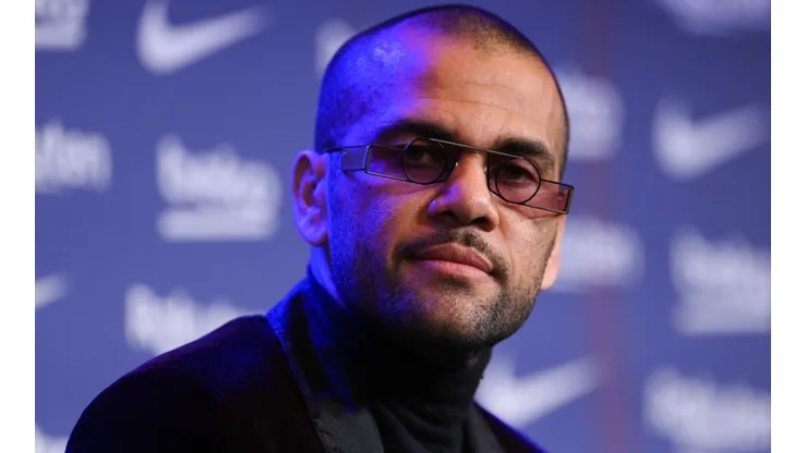 Dani Alves se enojó por un tuit sobre su futuro.