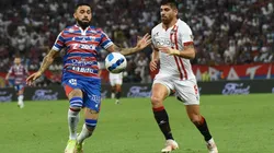 Acción de juego entre Fortaleza y Estudiantes.