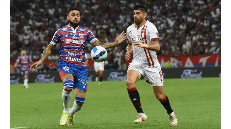 Acción de juego entre Fortaleza y Estudiantes.