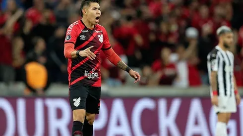 Festejo de gol de Paranaense.