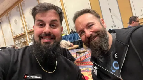 Papo MC junto a Daniel Negreanu.