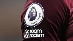 Logo de la Premier League en camiseta.
