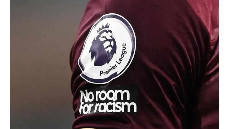 Logo de la Premier League en camiseta.