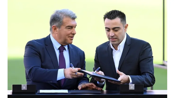 Joan Laporta y Xavi Hernández en Barcelona.