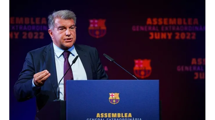 Joan Laporta liderando la asamblea.