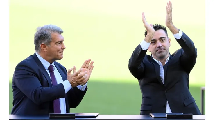 Joan Laporta y Xavi Hernández en Barcelona.