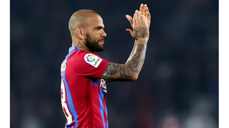 Dani Alves ya sabe la decisión de Barcelona.