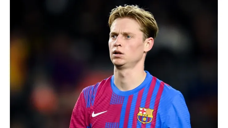 Frenkie de Jong podría seguir en Barcelona ante la impaciencia de Manchester United.