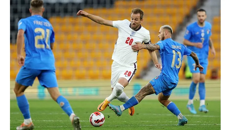 Inglaterra en acción frente a Italia.