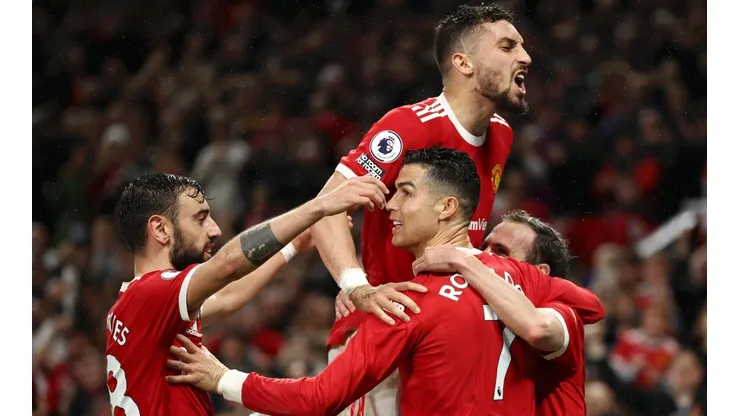 Manchester United busca sumar calidad a su defensa.