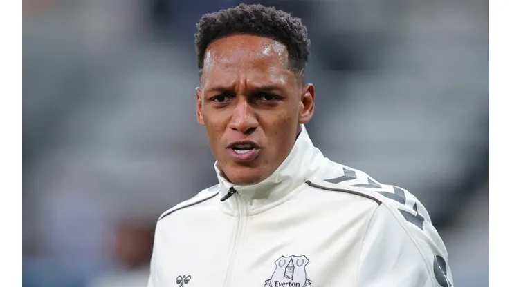 Yerry Mina se aleja de la Premier League.