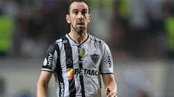 Godín en acción con Mineiro.