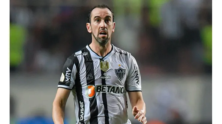 Godín en acción con Mineiro.