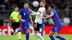 Timo Werner ante John Stones y Harry Maguire.