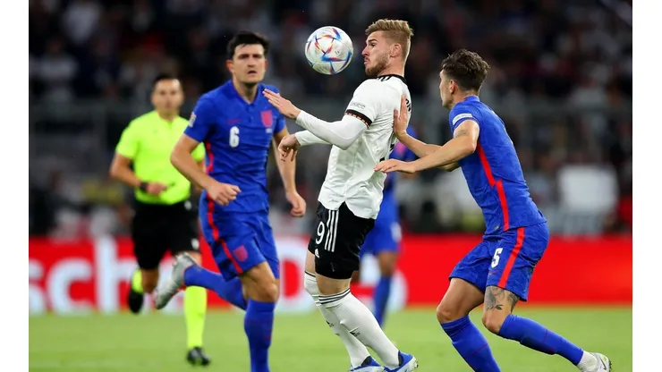 Timo Werner ante John Stones y Harry Maguire.