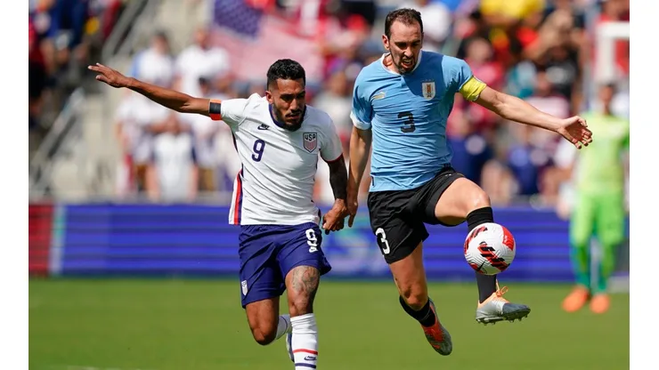 Diego Godín ante Jesús Ferreira.