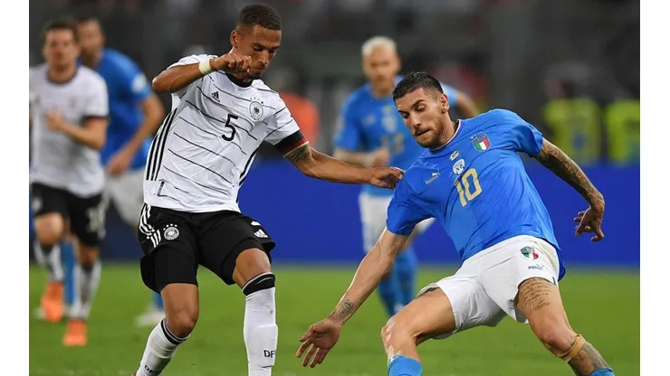 Alemania e Italia en acción de juego.