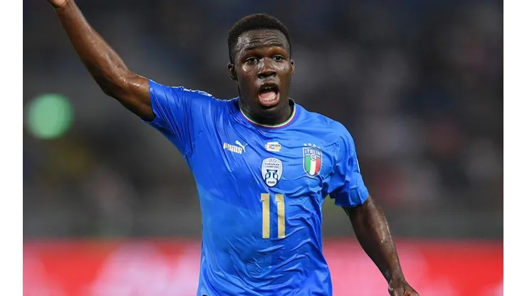 Wilfried Gnonto en acción de juego con Italia.