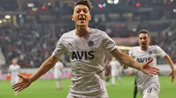 Ozil en festejo de gol con Fenerbahce.