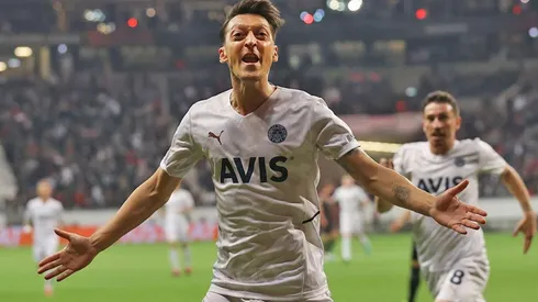 Ozil en festejo de gol con Fenerbahce.
