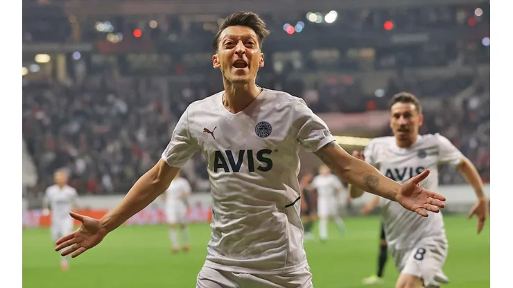 Ozil en festejo de gol con Fenerbahce.