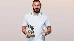 Benzema con su premio Onze.
