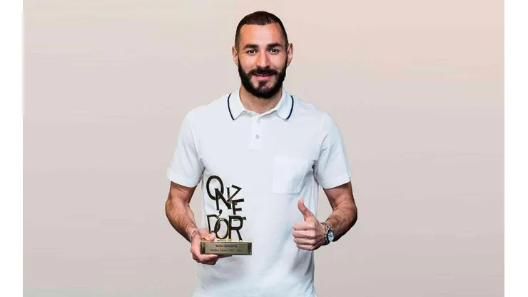 Benzema con su premio Onze.
