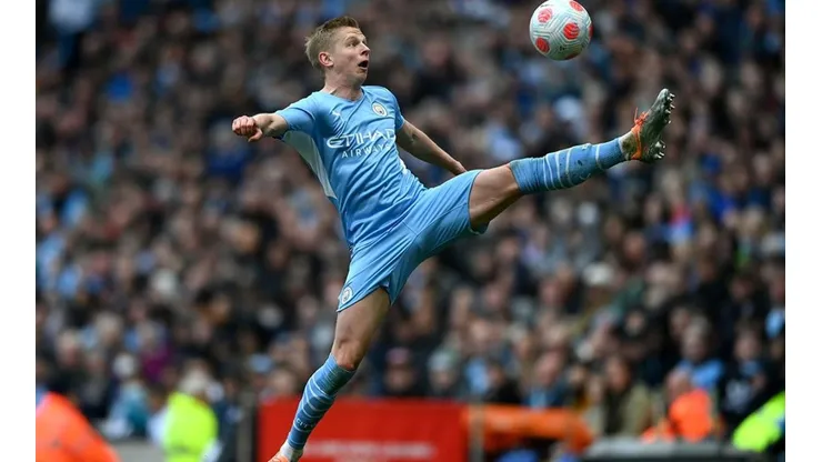 Zinchenko en acción con Manchester City.