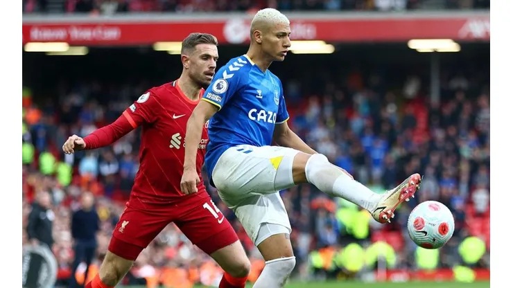 Richarlison en acción ante Liverpool.